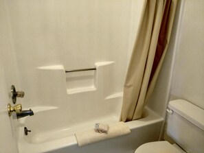 Combined shower/tub, free toiletries, towels - Carrizozo Inn (Carrizozo)