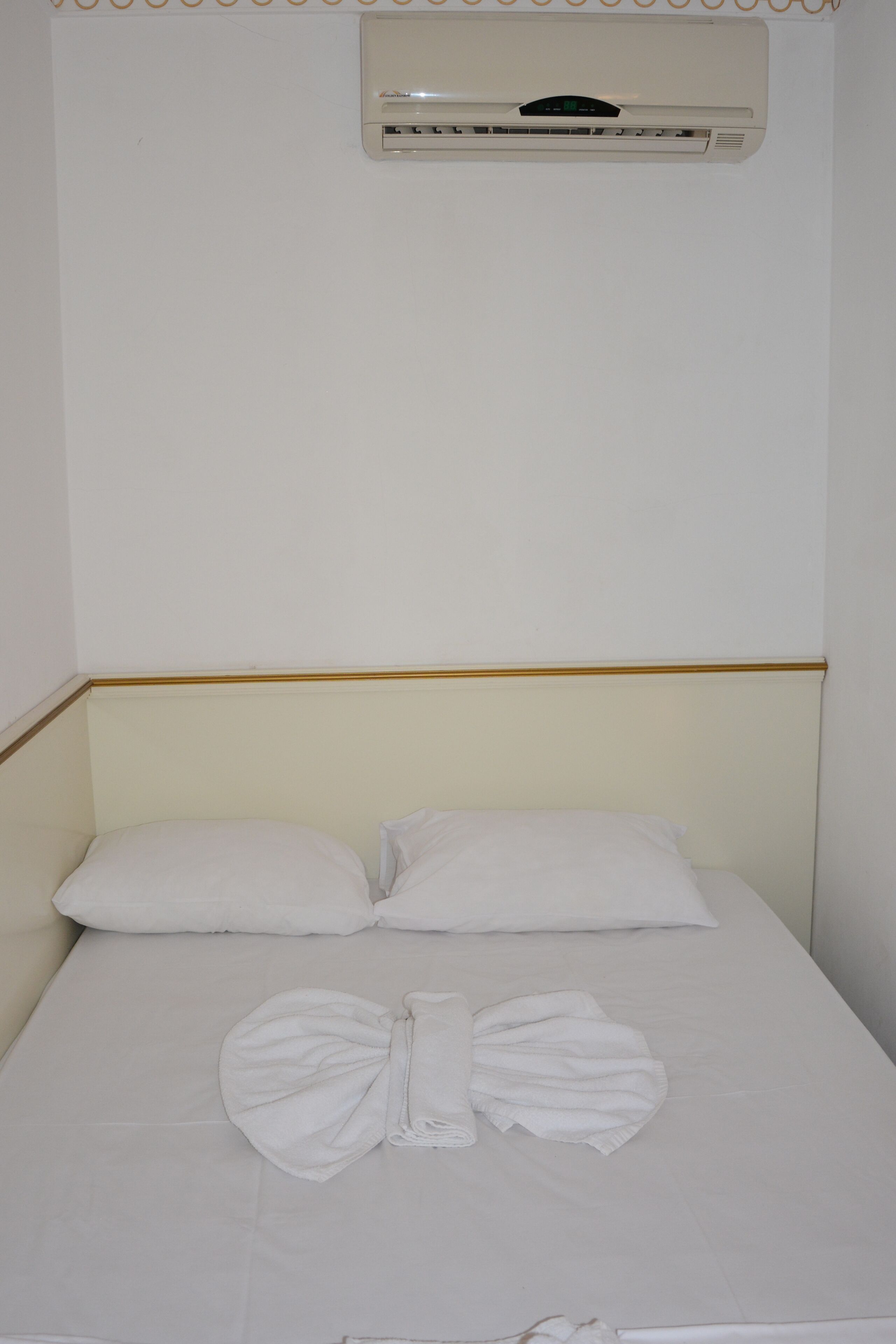 Cortinas blackout, tabla de planchar con plancha y wifi gratis 