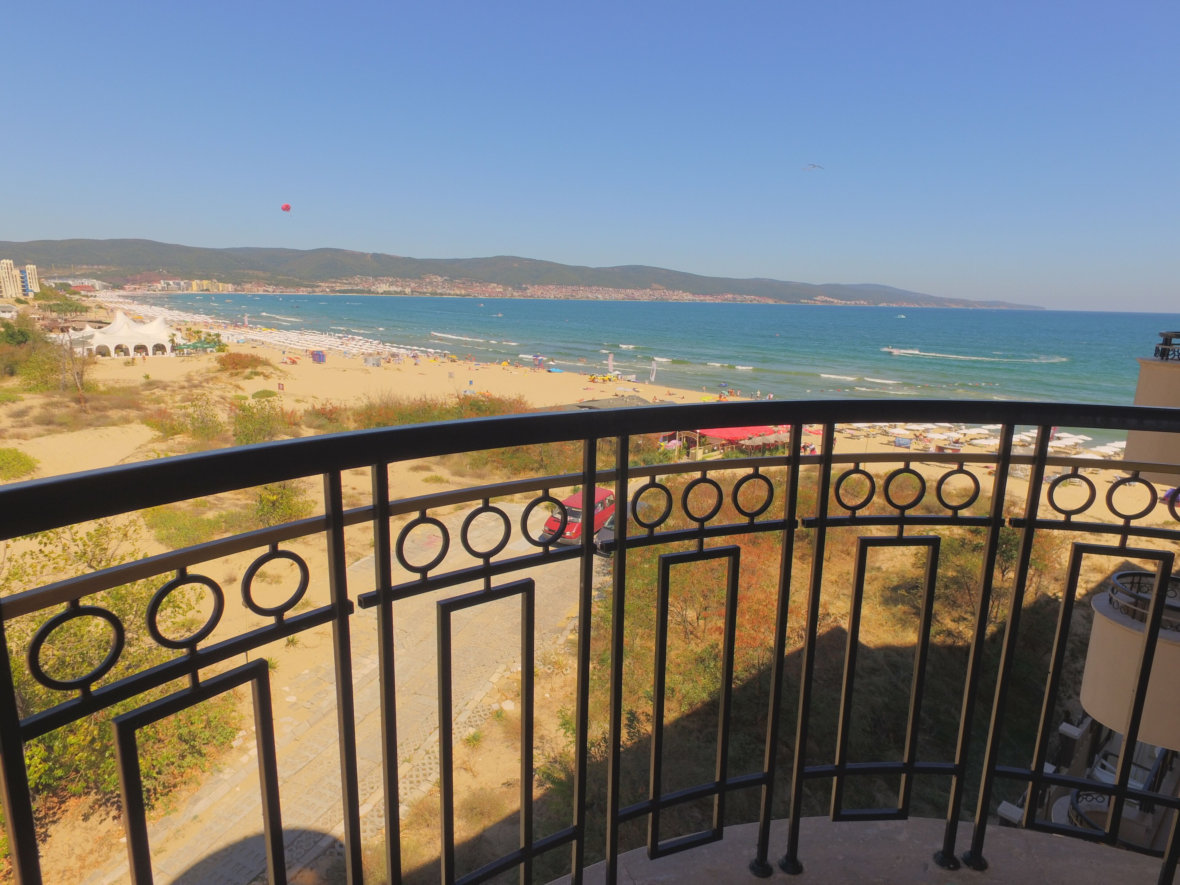Un balcone con vista sulla spiaggia e sul mare.