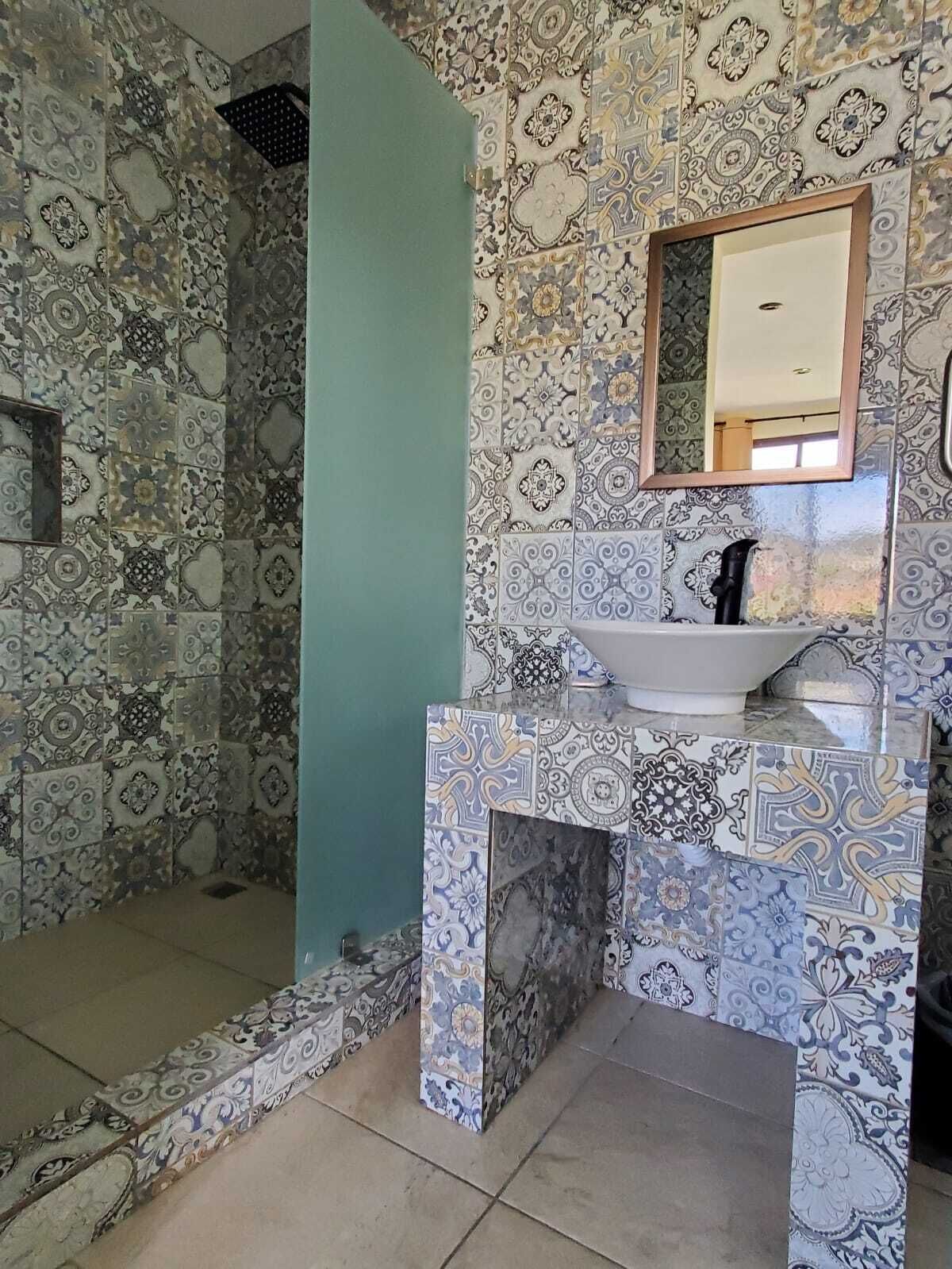 Ducha, artículos de tocador gratuitos, toallas
