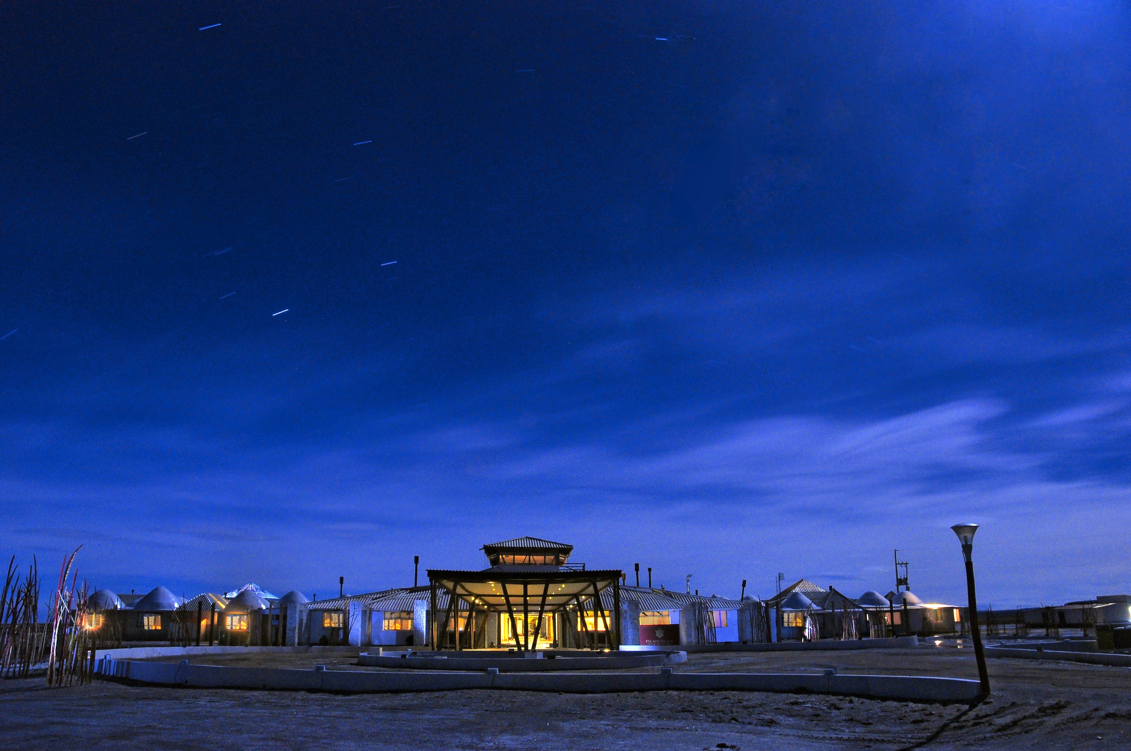 Vista frontal de la propiedad por la tarde o noche