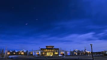 Vista frontal de la propiedad por la tarde o noche