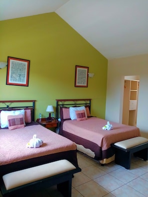 Chambre Confort Double ou avec lits jumeaux | Couette en duvet d'oie, surmatelas, décoration personnalisée, bureau