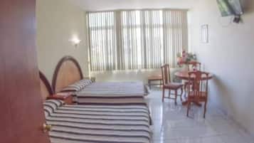 Habitación estándar, varias camas | Wifi gratis y ropa de cama