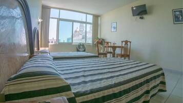 Habitación estándar, varias camas | Wifi gratis y ropa de cama