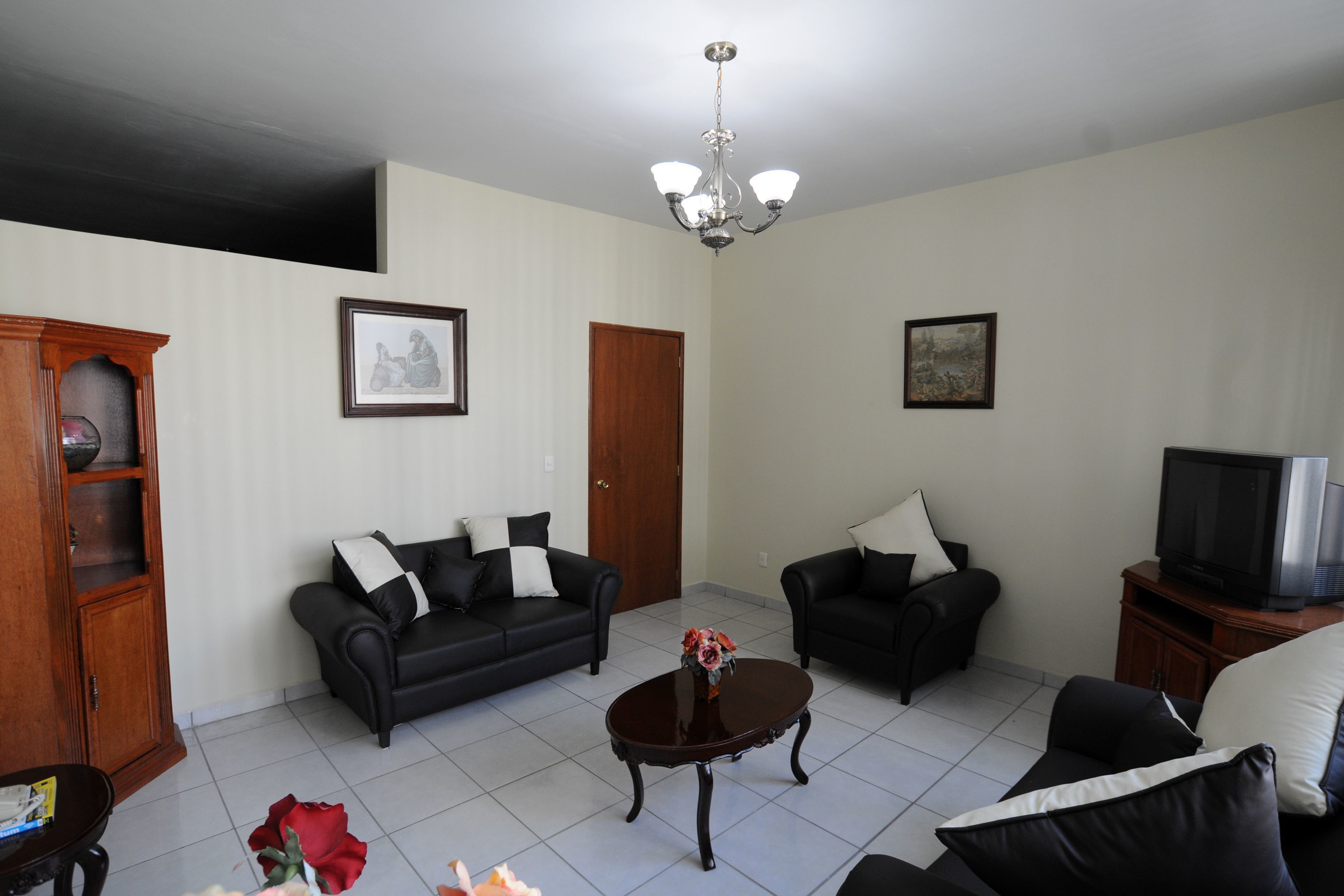 Habitación familiar | Área de sala de estar | Televisión de plasma 