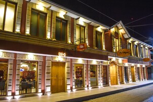 Fachada de la propiedad por la tarde o noche