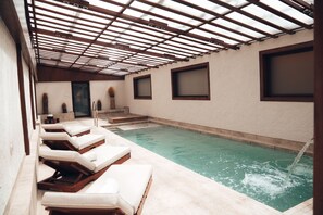 Una piscina cubierta