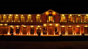 Façana frontal de l'allotjament (vespre/nit)