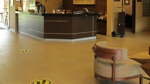 A hotel reception area with a counter, a sign reading "LAVENDER EXPRESS", and a chair in the foreground. - Layfer Express Cordoba Veracruz Mexico (Córdoba)