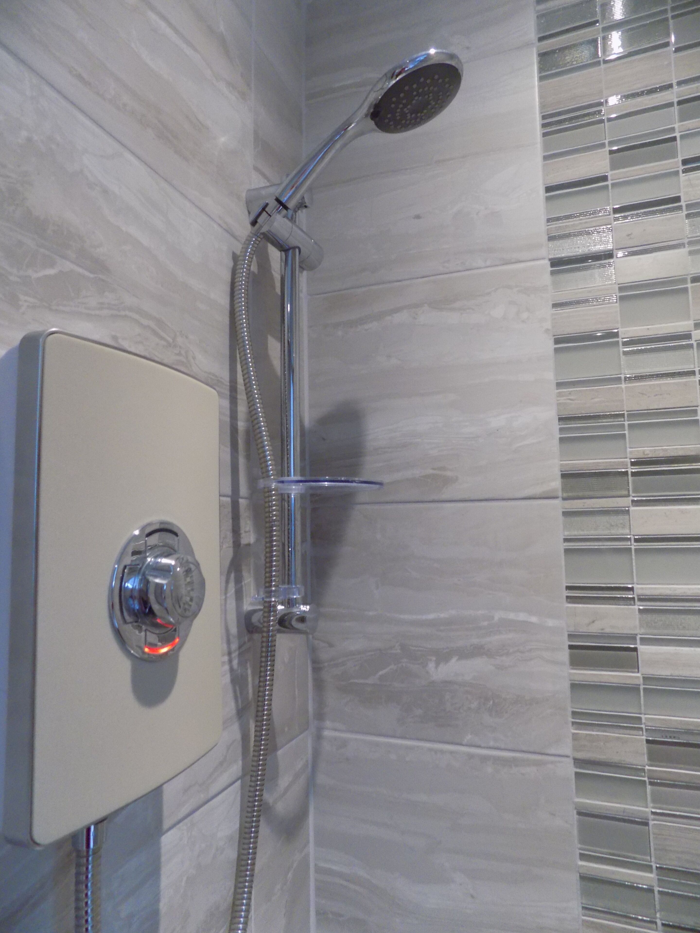 Eine Dusche mit Handbrause und einer fest installierten Bedienung.