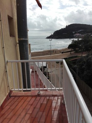 A balcony with a view of the beach and ocean. - Hostal LA Fosca (Palamós)