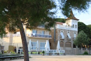 Front of property - Hostal LA Fosca (Palamós)