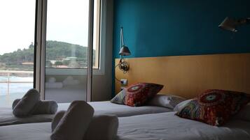 Escritorio, cortinas opacas, cunas gratuitas y wifi gratis