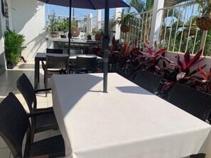 Chambre Affaires, 1 lit double, vue ville, dans la tour | Terrasse/Patio