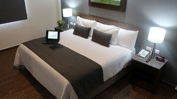 Quarto superior, 1 cama King | Escrivaninha, quartos à prova de som, Wi-Fi de cortesia, roupa de cama