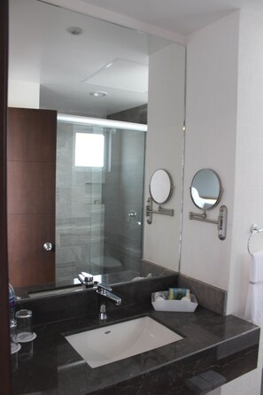 Dusche, kostenlose Toilettenartikel, Handtücher