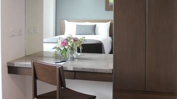 Habitación superior, 2 camas matrimoniales | Escritorio, insonorización, wifi gratis y ropa de cama