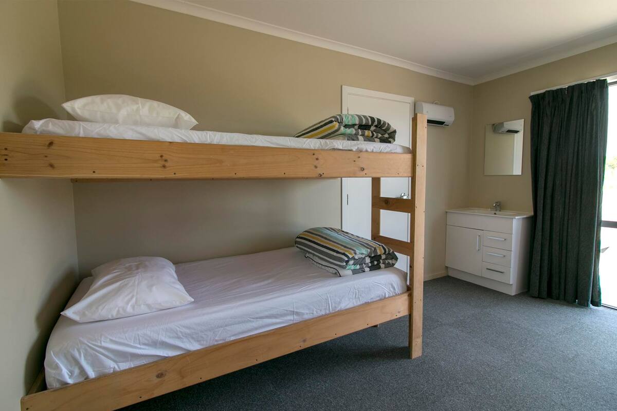 Standaard huisje, Meerdere bedden | Verduisterende gordijnen, geluiddichte muren, gratis babybedden