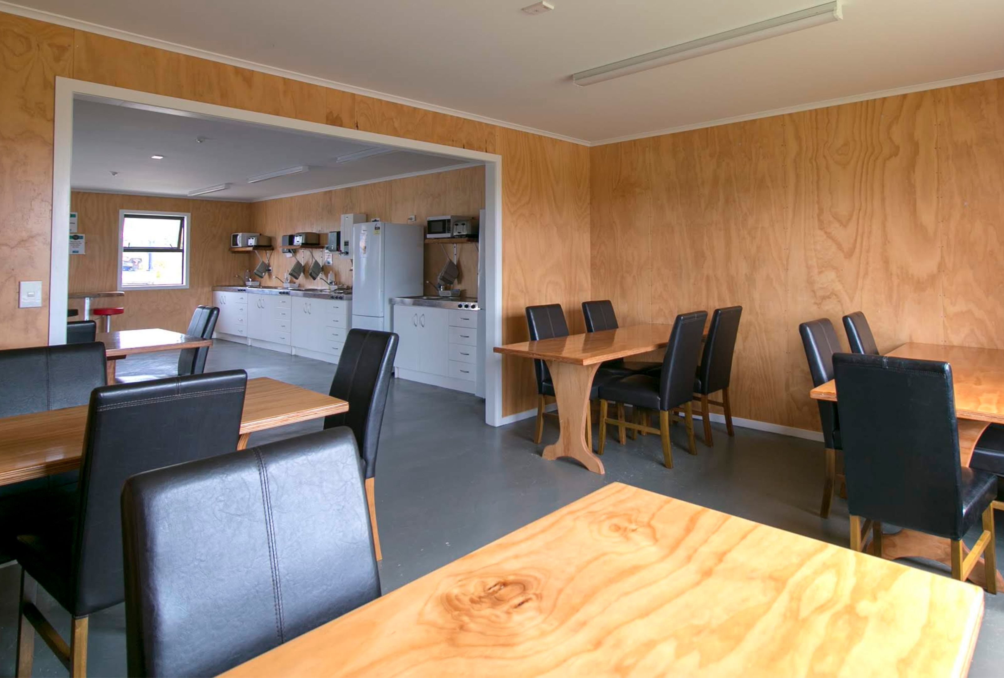 Kjøleskap på fellesområdet, mikrobølgeovn på fellesområdet og spisebord