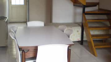 Duplex | Ruang tamu | 32 inci televisyen LED dengan satelit, TV