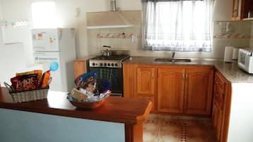 Bungalow | Cuisine privée | Grand réfrigérateur, micro-ondes, four, plaque de cuisson