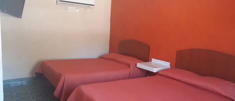 Phòng 4 Tiêu chuẩn, 2 giường đôi | Bàn ủi/dụng cụ ủi quần áo, truy cập Internet không dây miễn phí