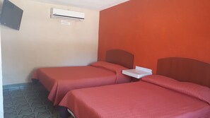 Habitación cuádruple estándar, 2 camas matrimoniales | Tabla de planchar con plancha, wifi gratis y ropa de cama 