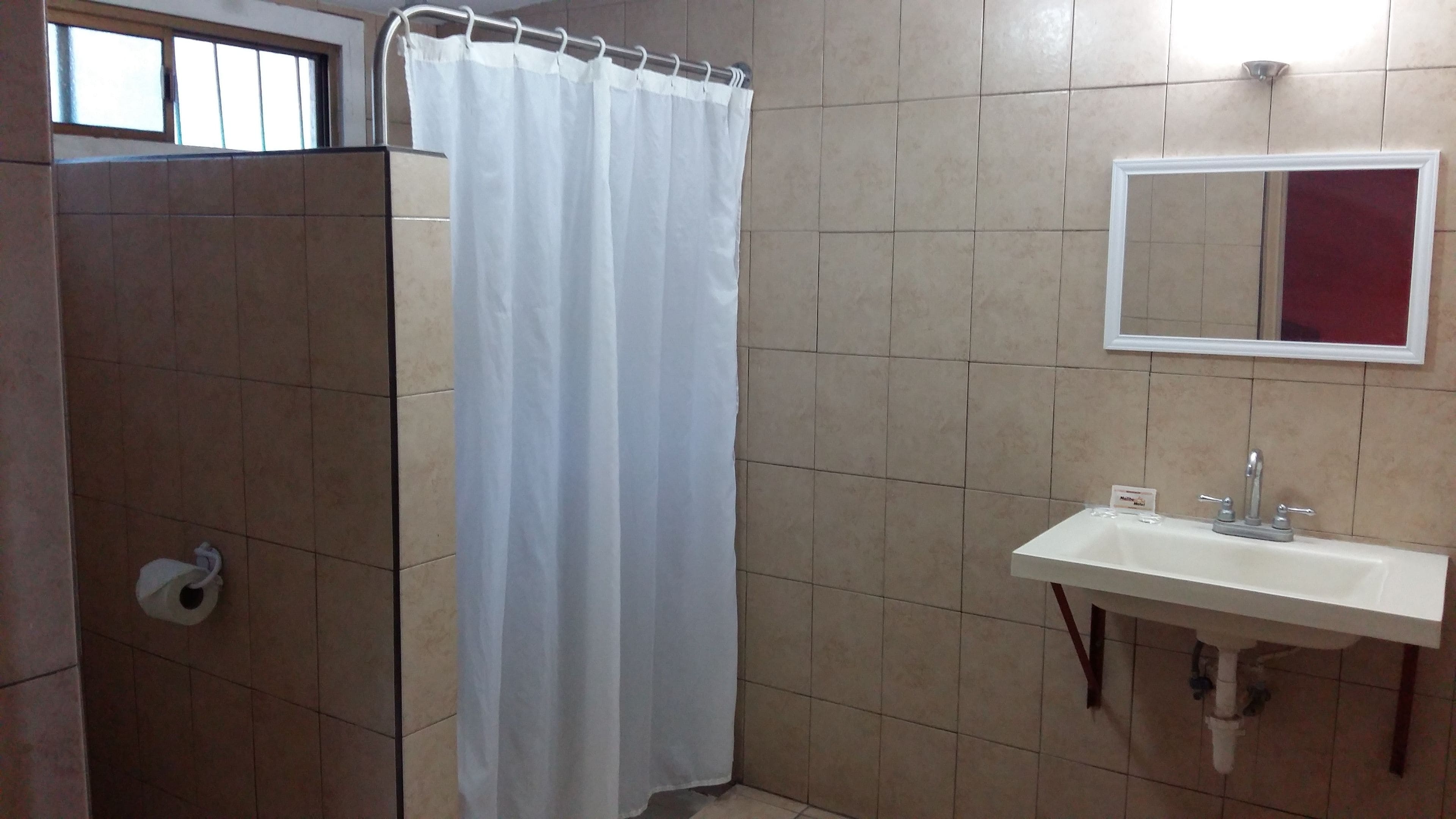 Regadera, amenidades de baño gratuitas, toallas 