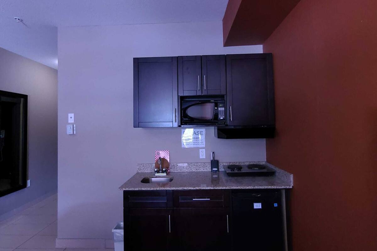 room, 1 king bed, kitchenette | free wifi, bed sheets