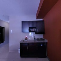 Room, 1 King Bed, Kitchenette | Free WiFi, bed sheets