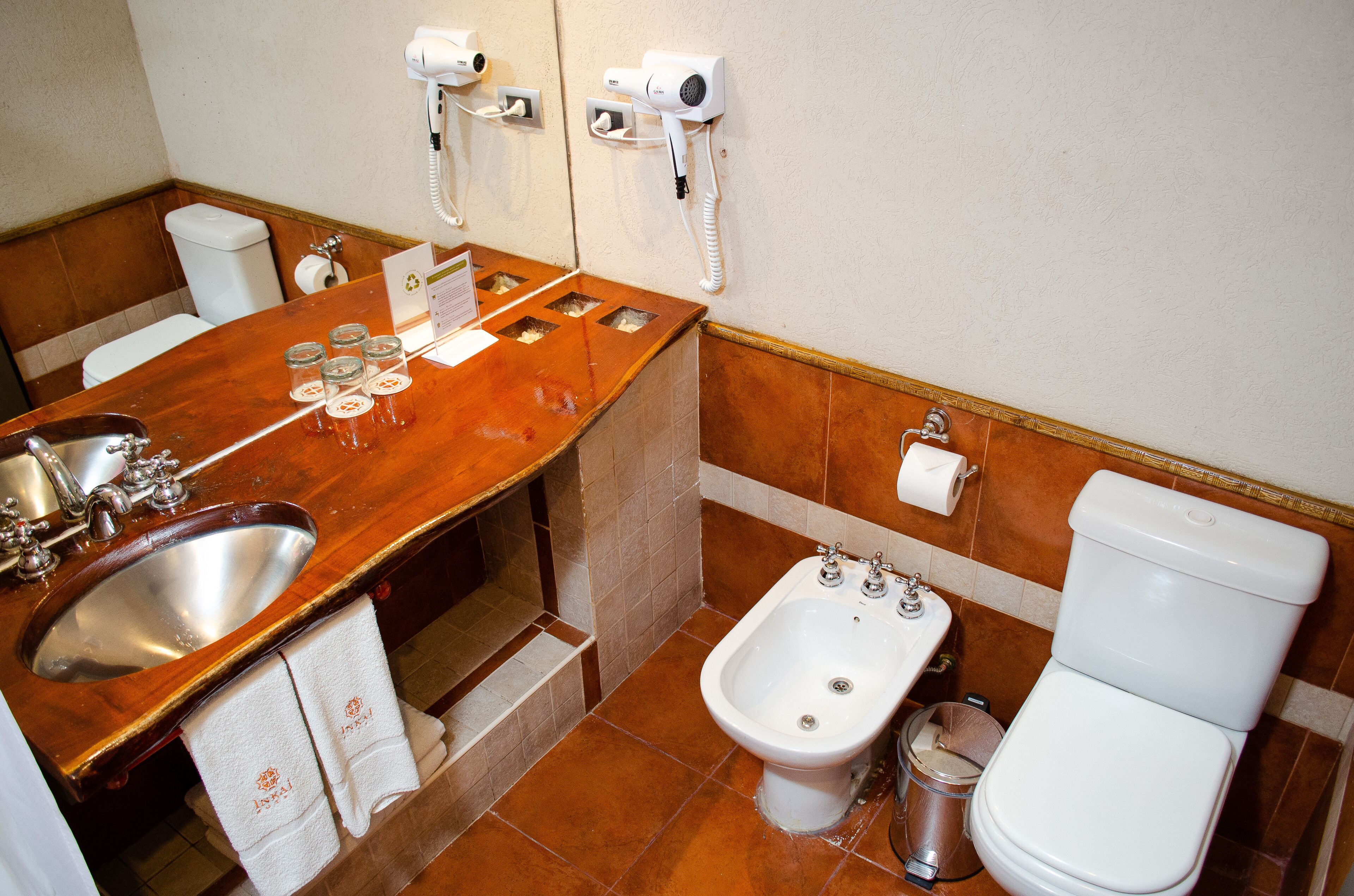 combined shower/bathtub, free toiletries, hair dryer, bidet