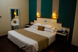 Minibar, in-room safe, desk, iron/ironing board - Hotel Inkai (Salta)