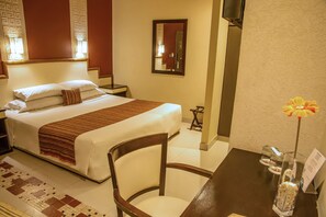 迷你吧、客房内保险箱、办公桌、熨斗/熨板