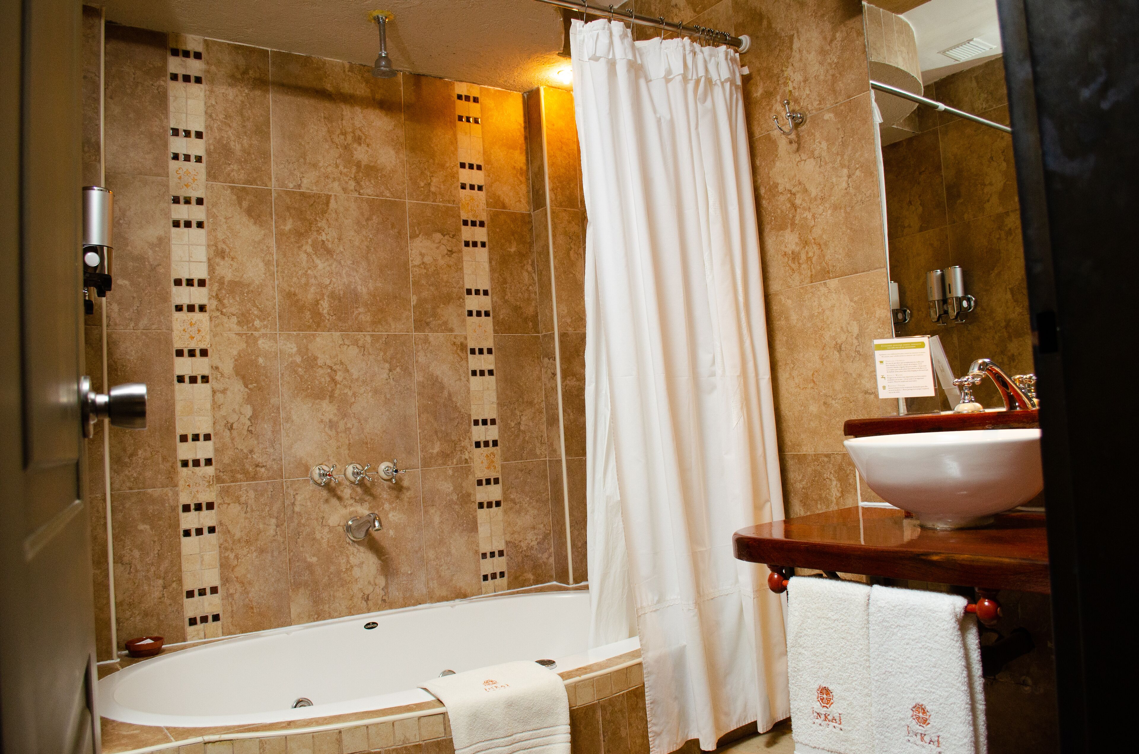 combined shower/bathtub, free toiletries, hair dryer, bidet