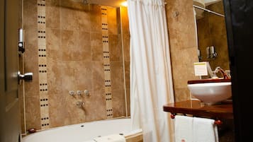 Kombination af bruser/badekar, gratis toiletartikler, hårtørrer, bidet