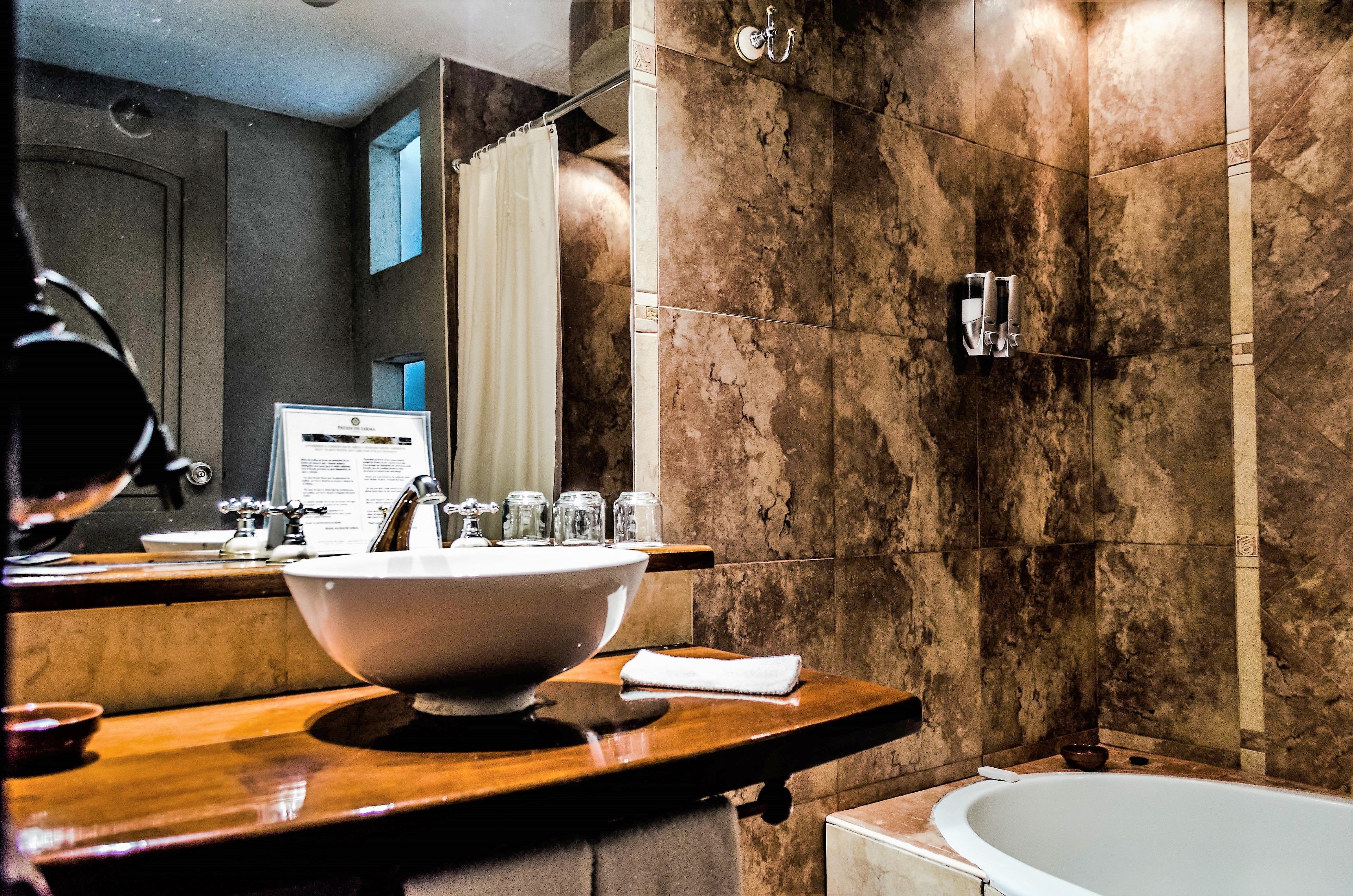 combined shower/bathtub, free toiletries, hair dryer, bidet