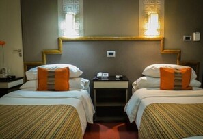Frigobar, cofres nos quartos, escrivaninha
