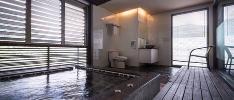 Habitación doble estándar | Amenidades de baño | Tina y regadera independientes y tina con aguas termales