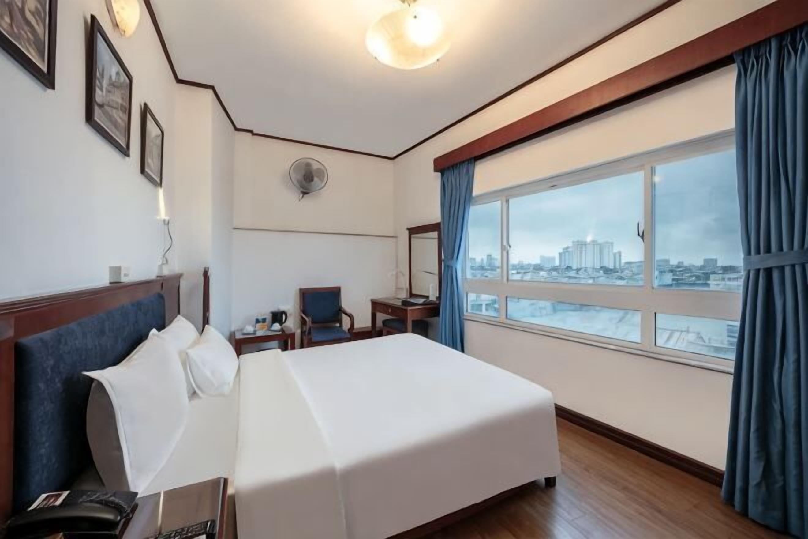 Frigobar, cofres nos quartos, cortinas blackout