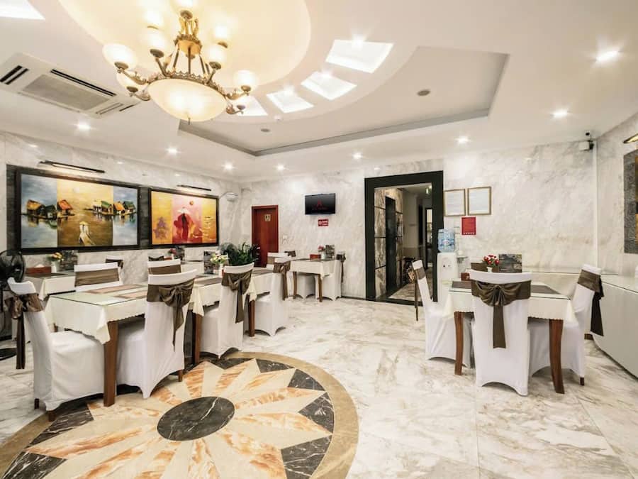 Café da manhã com pratos da culinária local grátis todos os dias