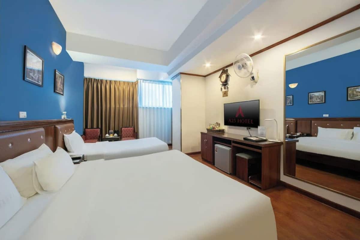Family Room | Bar mini, peti besi dalam bilik, langsir/tirai gelap terus