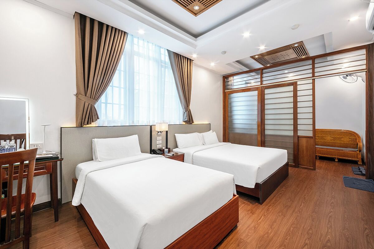 Familierom | Minibar, safe på rommet, blendingsgardiner og strykejern/-brett