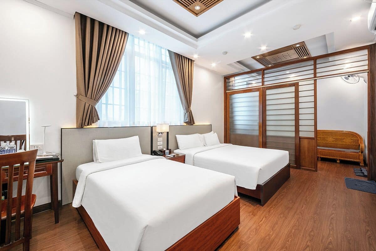 Familierom | Minibar, safe på rommet, blendingsgardiner og strykejern/-brett