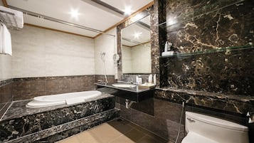 Quarto família | Banheiro | Produtos de toalete grátis, secador de cabelo, roupões de banho