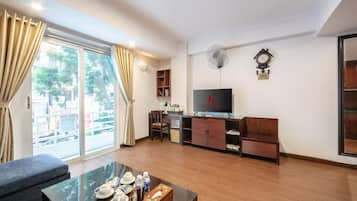 Executive Suite | Living area | 32-inch TV with cable channels