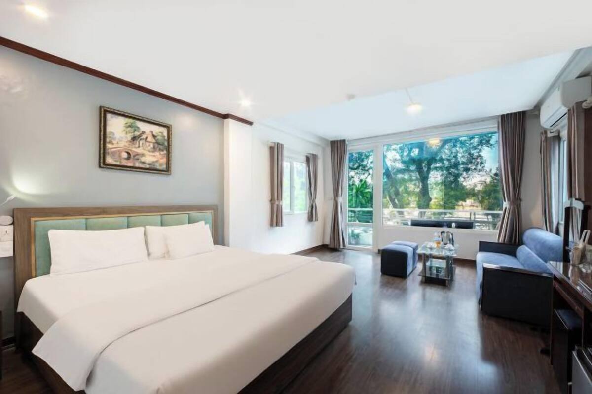 Minibar, safe på rommet, blendingsgardiner og strykejern/-brett