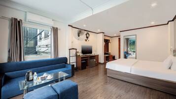 Deluxe dubbelrum | Minibar, värdeförvaringsskåp på rummet och mörkläggningsgardiner