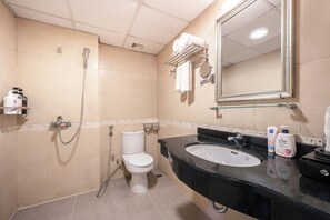 Deluxe dubbelrum | Badrum | Dusch, gratis toalettartiklar, hårtork och badrock