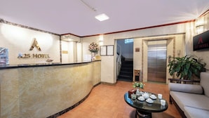 Ein Hotel-Rezeptionsbereich mit Marmorzauber, einer Couch und einem Couchtisch.